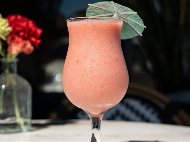 Strawberry Colada Smoothie (16oz).